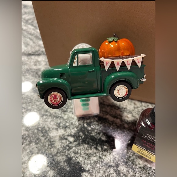 Bath and Body Works Fall Pumpkin Truck Plug and Scent bundle - Picture 3 of 11